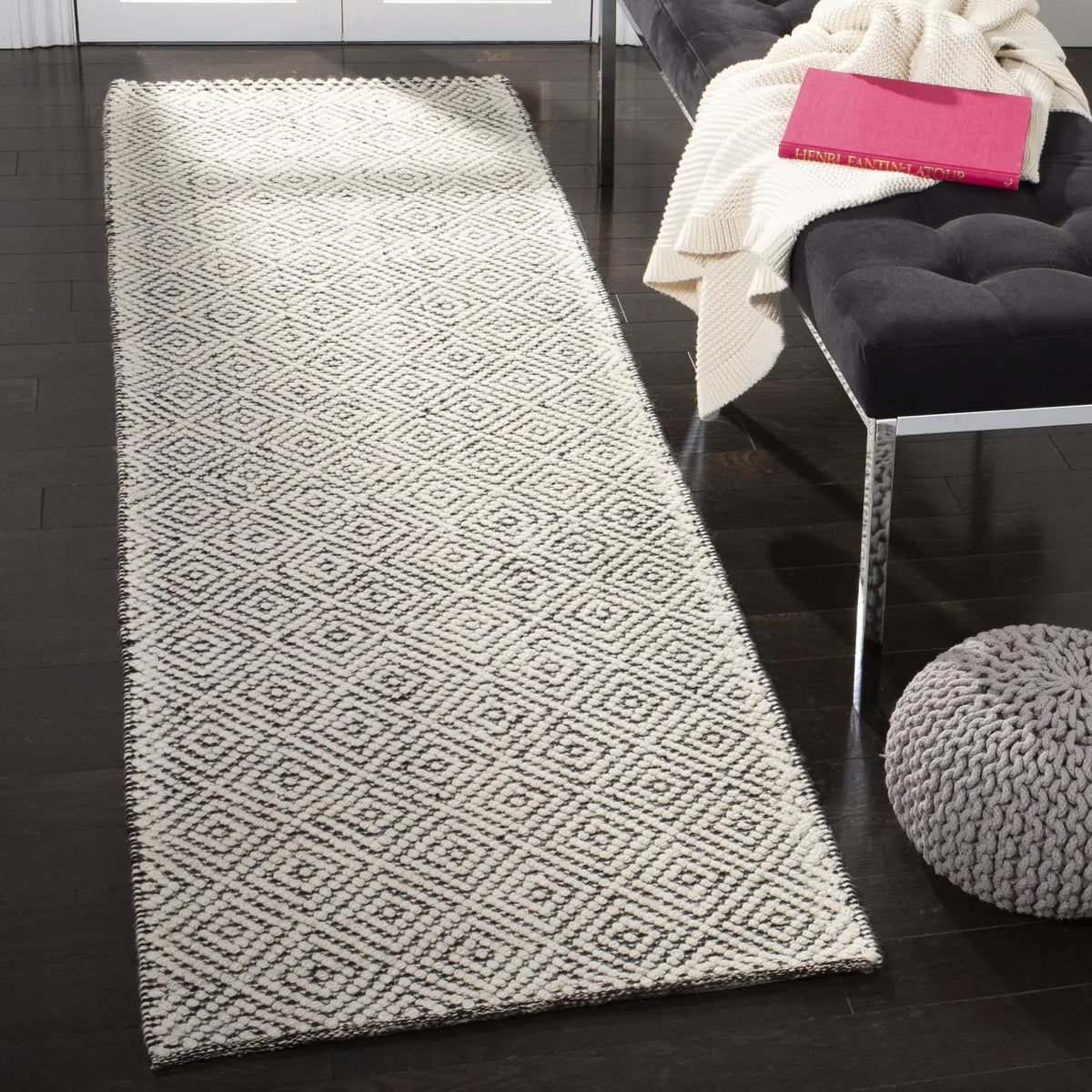 Safavieh Vermont 2'-3" x 6'-0" Rug in Ivory / Black