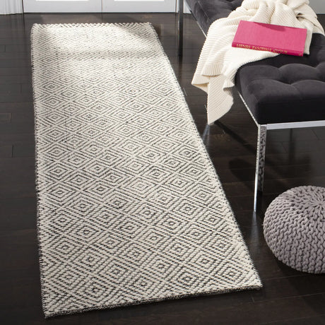 Safavieh Vermont 2'-3" x 6'-0" Rug in Ivory / Black