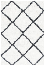 Safavieh August Shag 500 5'-5" x 7'-7" Rug in Ivory / Black