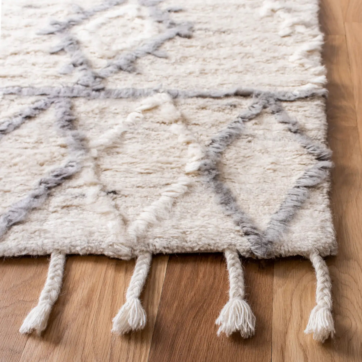 Safavieh Casablanca 4'-0" x 6'-0" Rug in Ivory / Grey