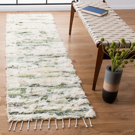 Safavieh Manhattan 2'-3" x 8'-0" Rug in Ivory / Green
