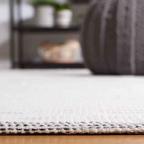 Safavieh Montauk 4'-0" x 6'-0" Rug in Brown / Ivory