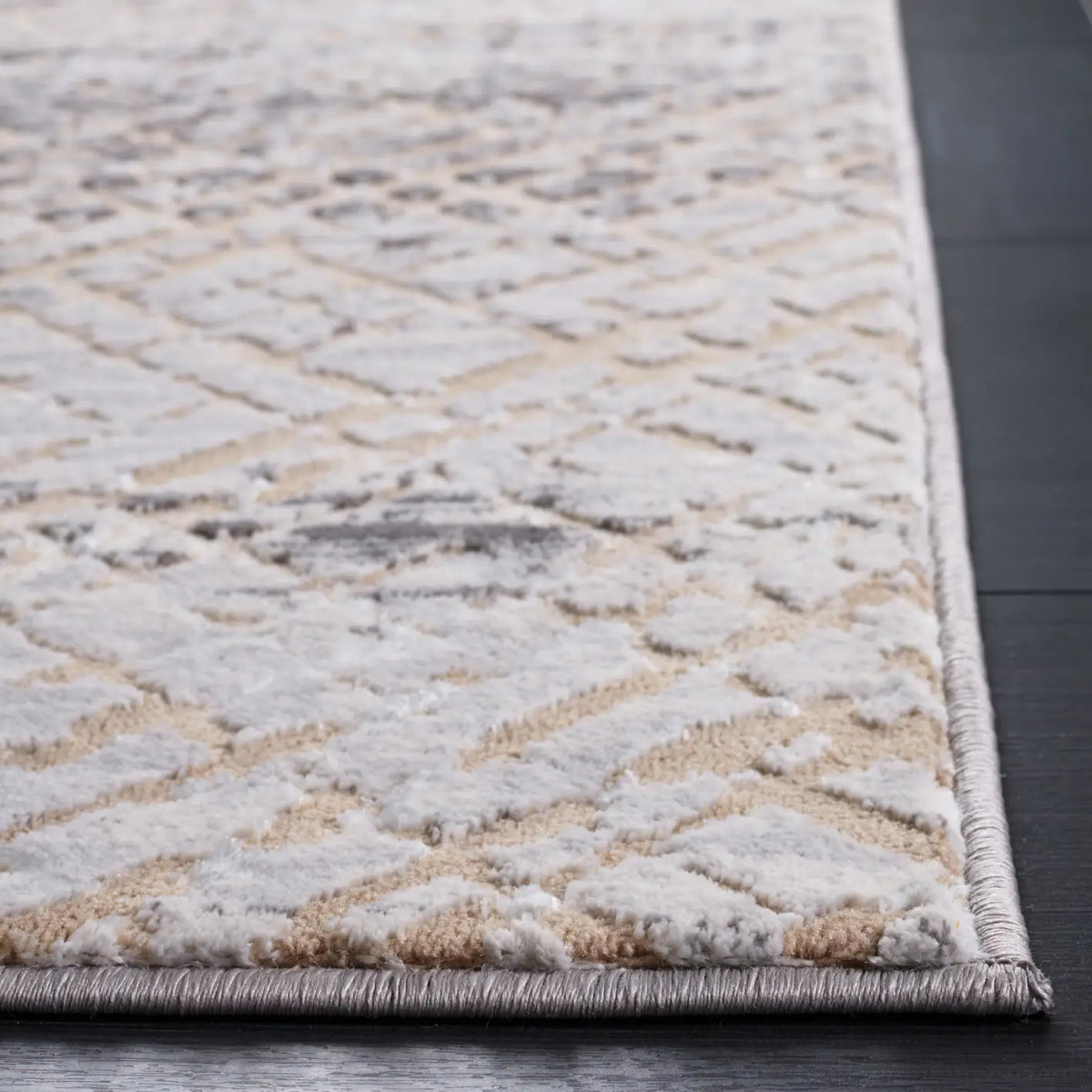 Safavieh Amelia 4'-5" x 6'-5" Rug in Grey / Beige