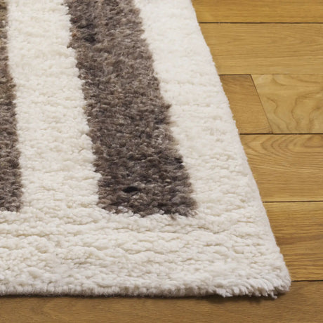 Safavieh Vermont 4'-0" x 6'-0" Rug in Ivory / Grey