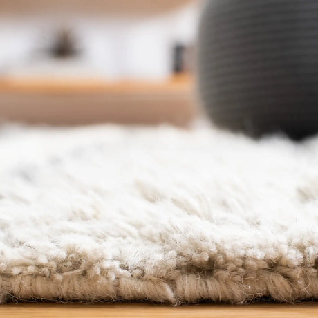 Safavieh Kenya 5'-0" x 8'-0" Rug in Ivory / Grey