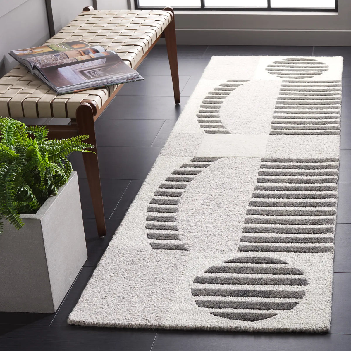 Safavieh Chatham 2'-3" x 8'-0" Rug in Grey / Dark Grey