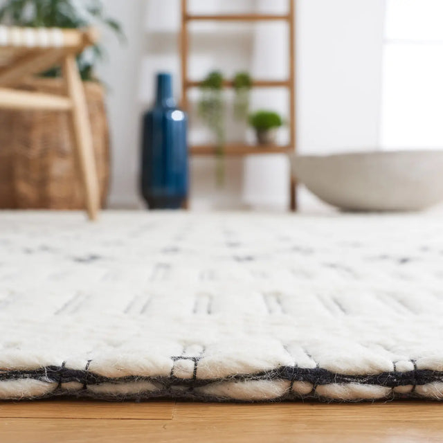 Safavieh Vermont 4'-0" x 6'-0" Rug in Ivory / Black