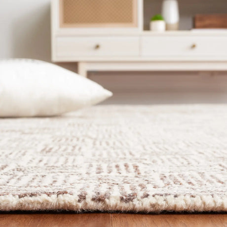 Safavieh Micro-Loop 4'-0" x 6'-0" Rug in Brown / Ivory