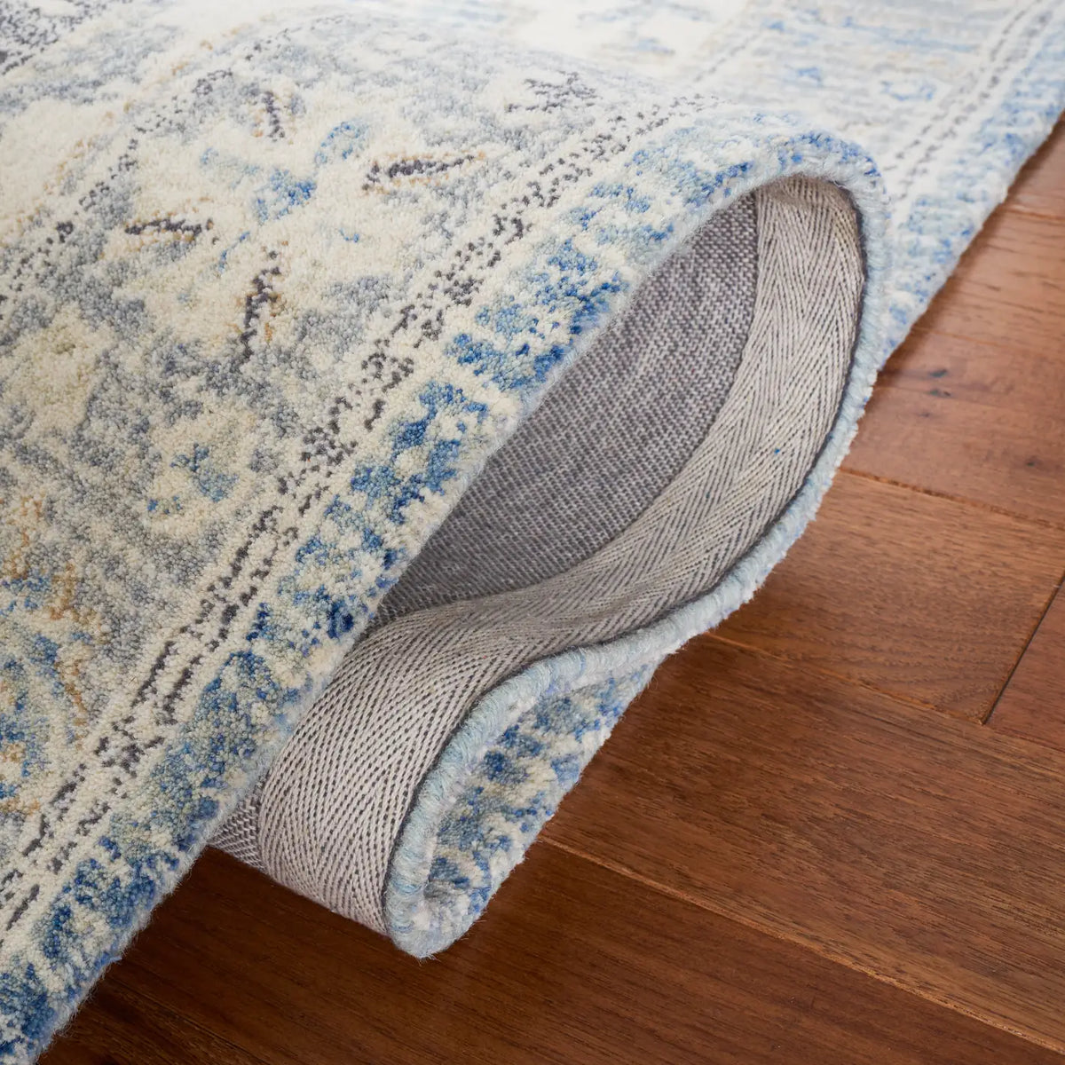 Safavieh Metro 4'-0" x 6'-0" Rug in Light Grey / Ivory