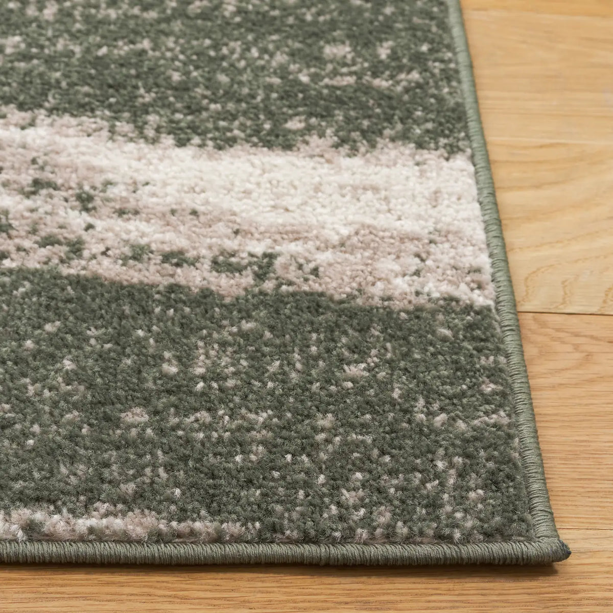 Safavieh Adirondack 4'-0" x 6'-0" Rug in Dark Green / Ivory