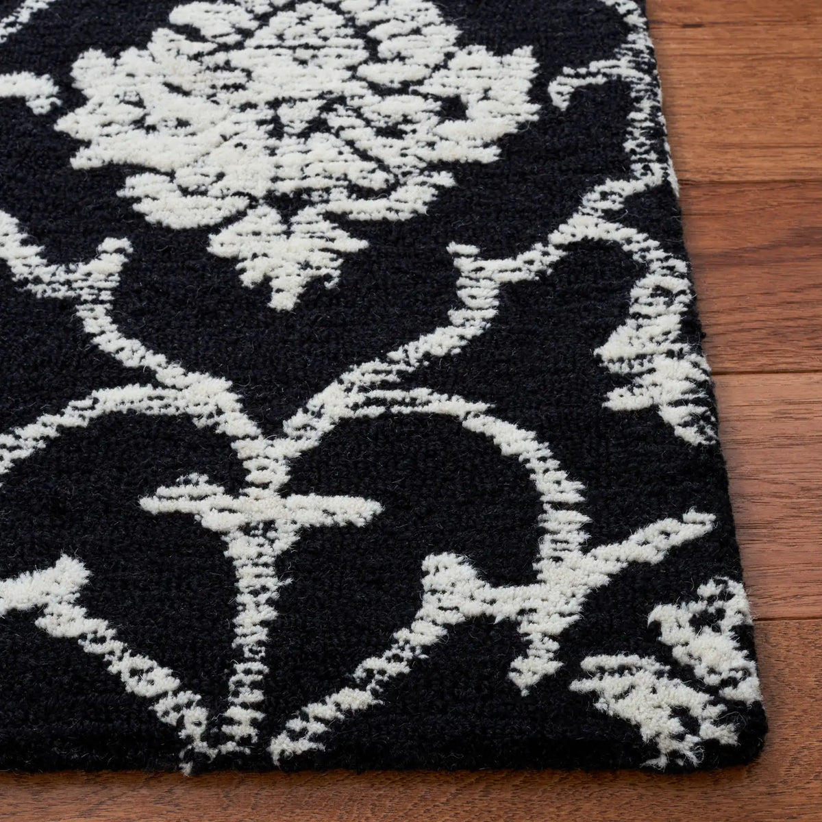 Safavieh Metro 4'-0" x 6'-0" Rug in Black / Ivory