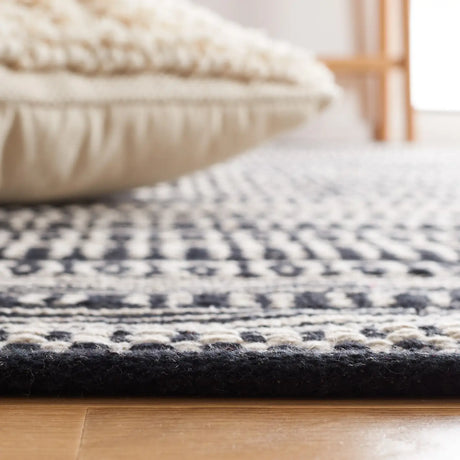 Safavieh Montauk 4'-0" x 6'-0" Rug in Black / Ivory