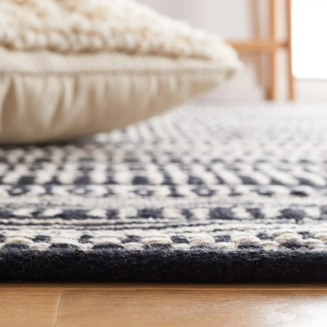 Safavieh Montauk 4'-0" x 6'-0" Rug in Black / Ivory