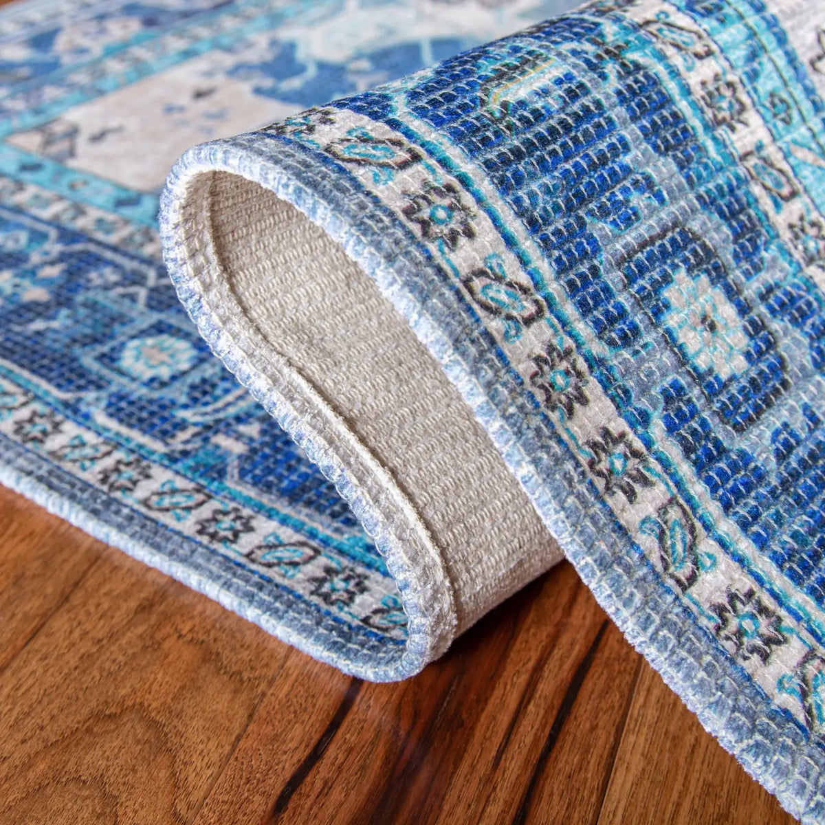 Safavieh Saffron 4'-0" x 6'-0" Rug in Navy / Ivory