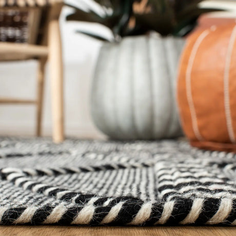 Safavieh Casablanca 4'-0" x 6'-0" Rug in Black / Ivory