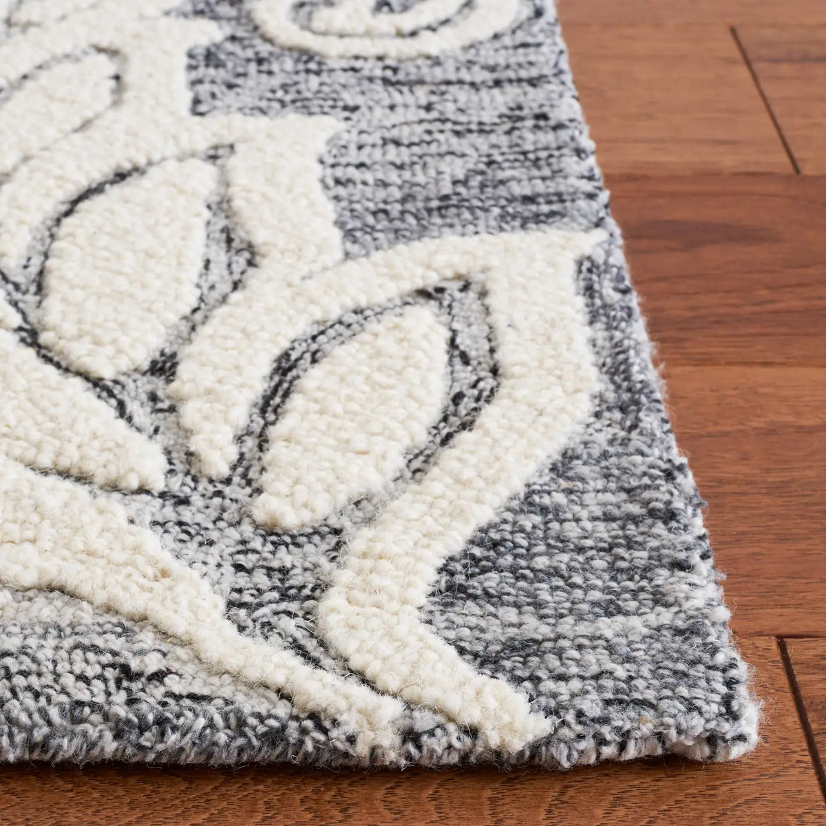 Safavieh Jardin 4'-0" x 6'-0" Rug in Black / Ivory