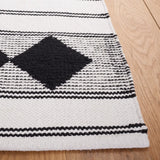 Safavieh Montauk 4'-0" x 6'-0" Rug in Black / Ivory