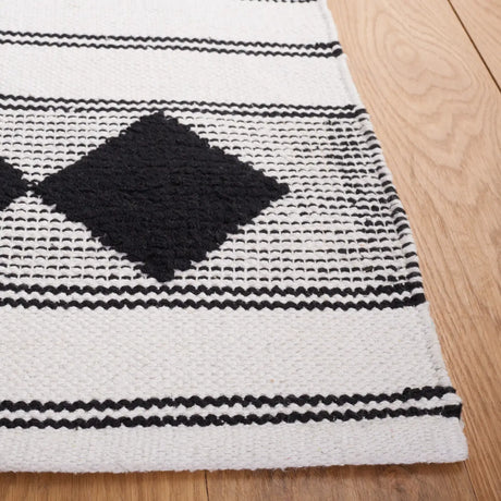 Safavieh Montauk 4'-0" x 6'-0" Rug in Black / Ivory