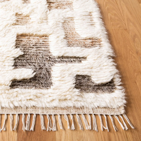 Safavieh Manhattan 4'-0" x 6'-0" Rug in Ivory / Grey