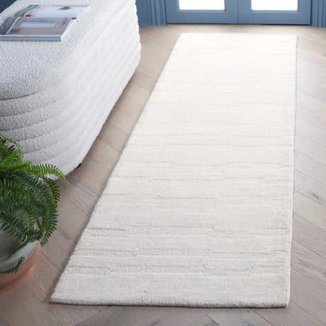 Safavieh Chatham 2'-3" x 8'-0" Rug in Ivory
