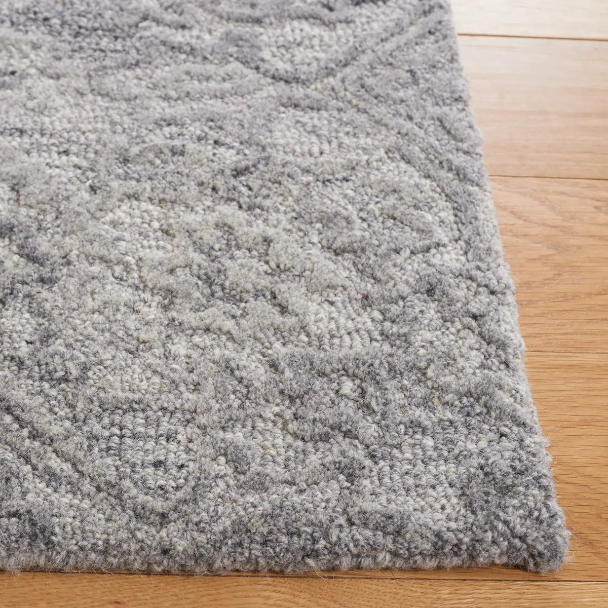 Safavieh Metro 4'-0" x 6'-0" Rug in Grey