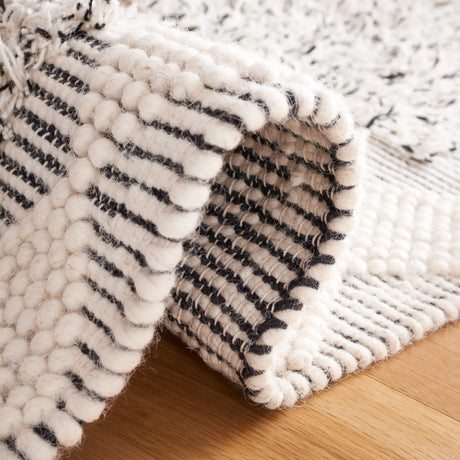 Safavieh Natura 4'-0" x 6'-0" Rug in Black / Ivory