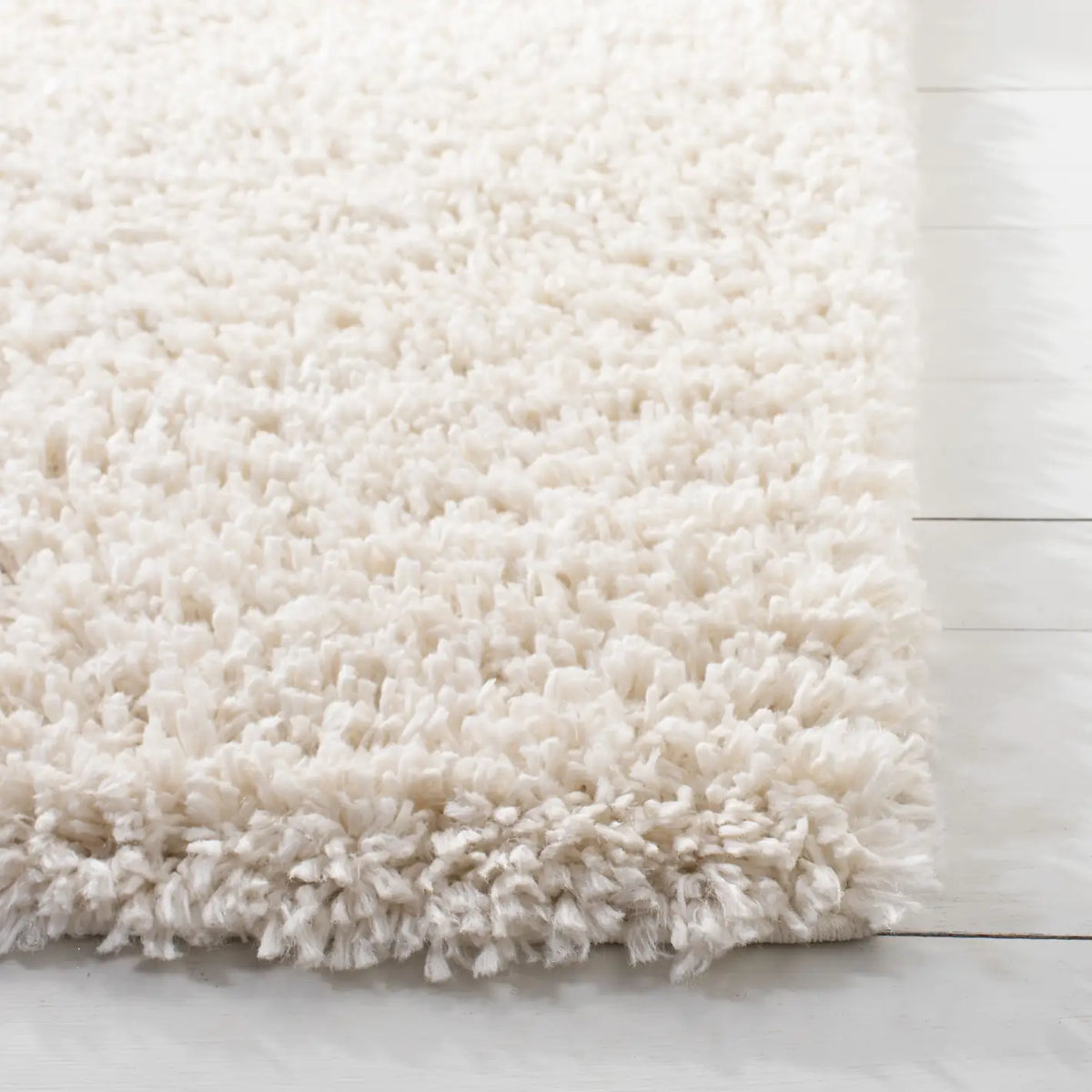 Safavieh August Shag 5'-3" x 7'-6" Rug in Ivory