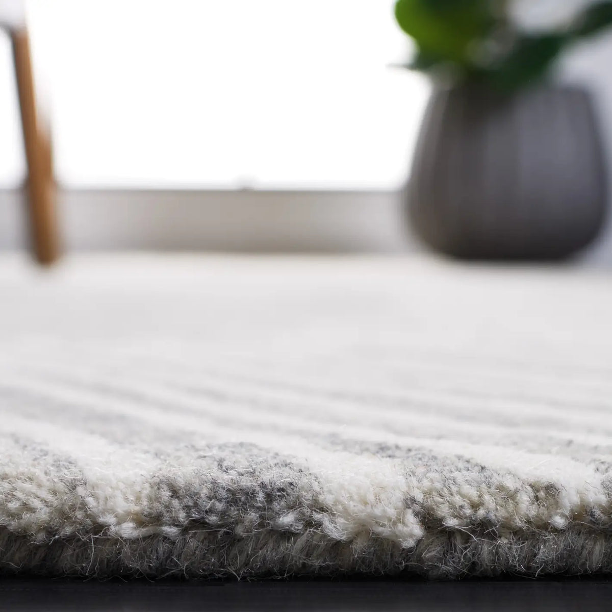 Safavieh Fifth Avenue 4'-0" x 6'-0" Rug in Grey / Ivory