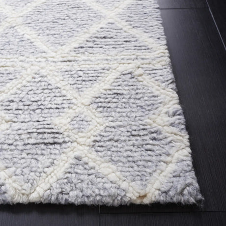 Safavieh Vermont 4'-0" x 6'-0" Rug in Grey / Ivory
