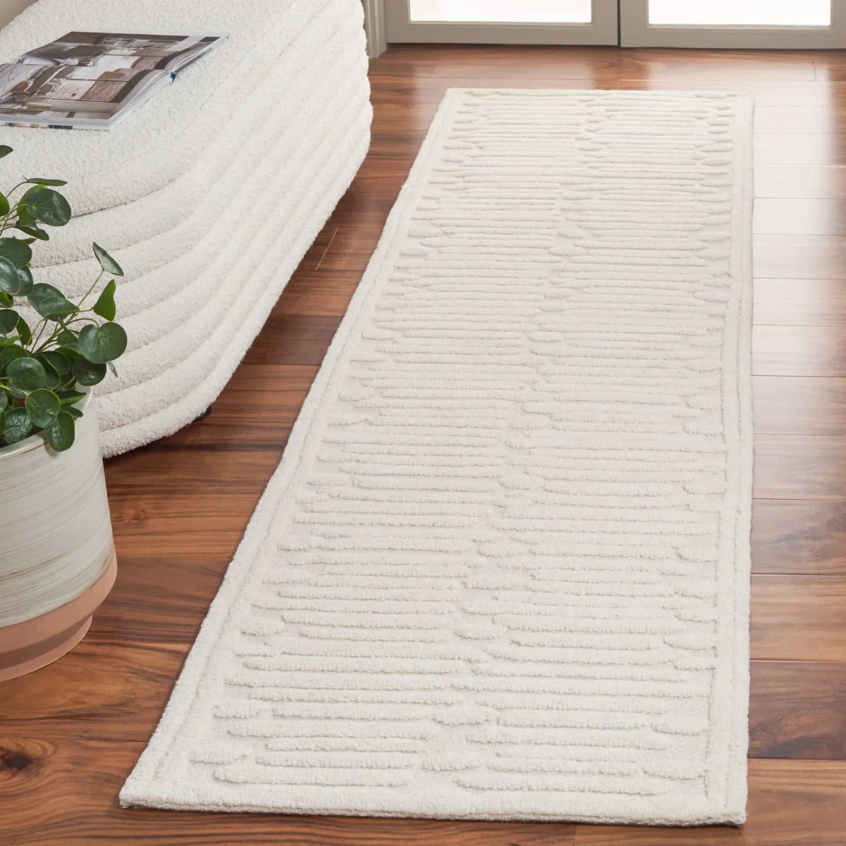 Safavieh Chatham 2'-3" x 8'-0" Rug in Ivory
