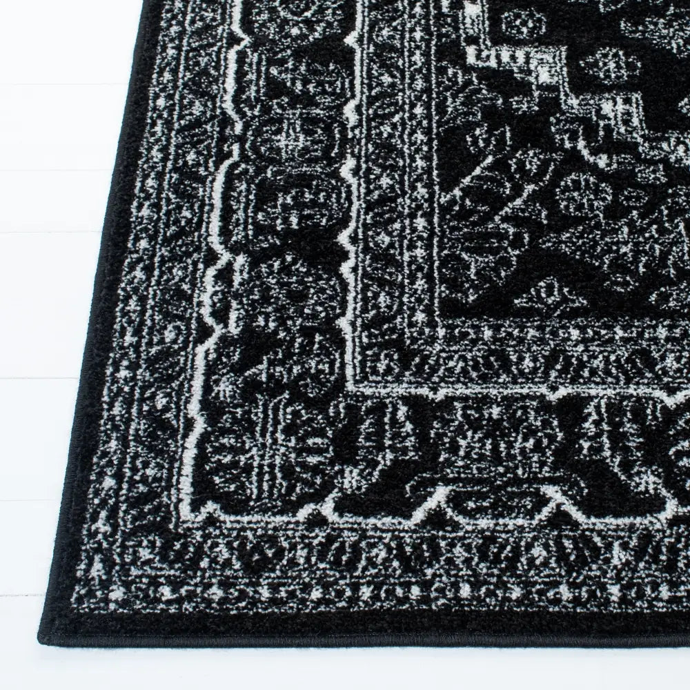 Safavieh Adirondack 5'-1" x 7'-6" Rug in Black / Ivory