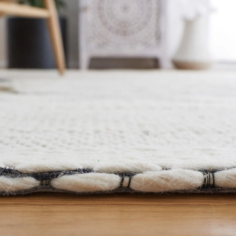 Safavieh Vermont 4'-0" x 6'-0" Rug in Ivory / Black