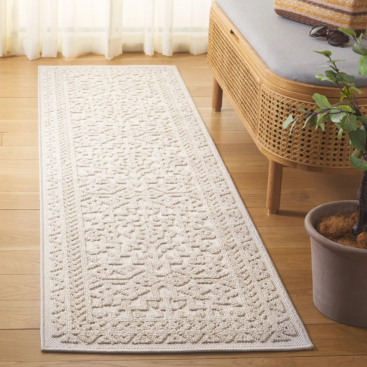 Safavieh Paros 2'-0" x 7'-0" Rug in Ivory