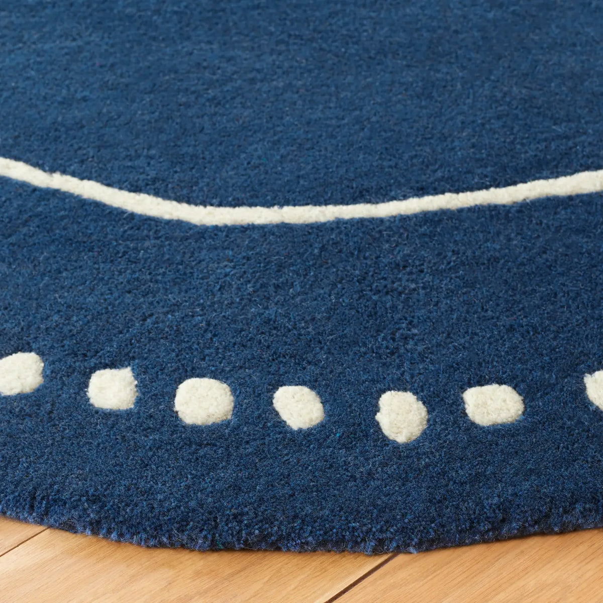 Safavieh Bella 5'-0" x 5'-0" Rug in Navy Blue / Ivory