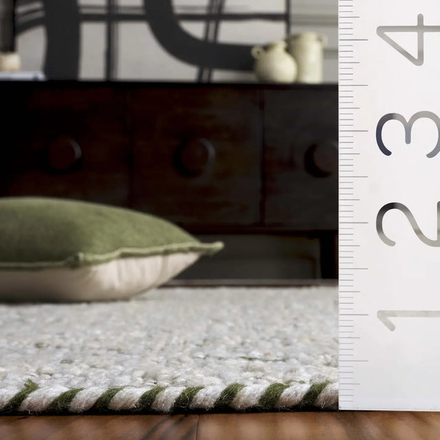 Safavieh Natura 5'-0" x 8'-0" Rug in Green / Ivory
