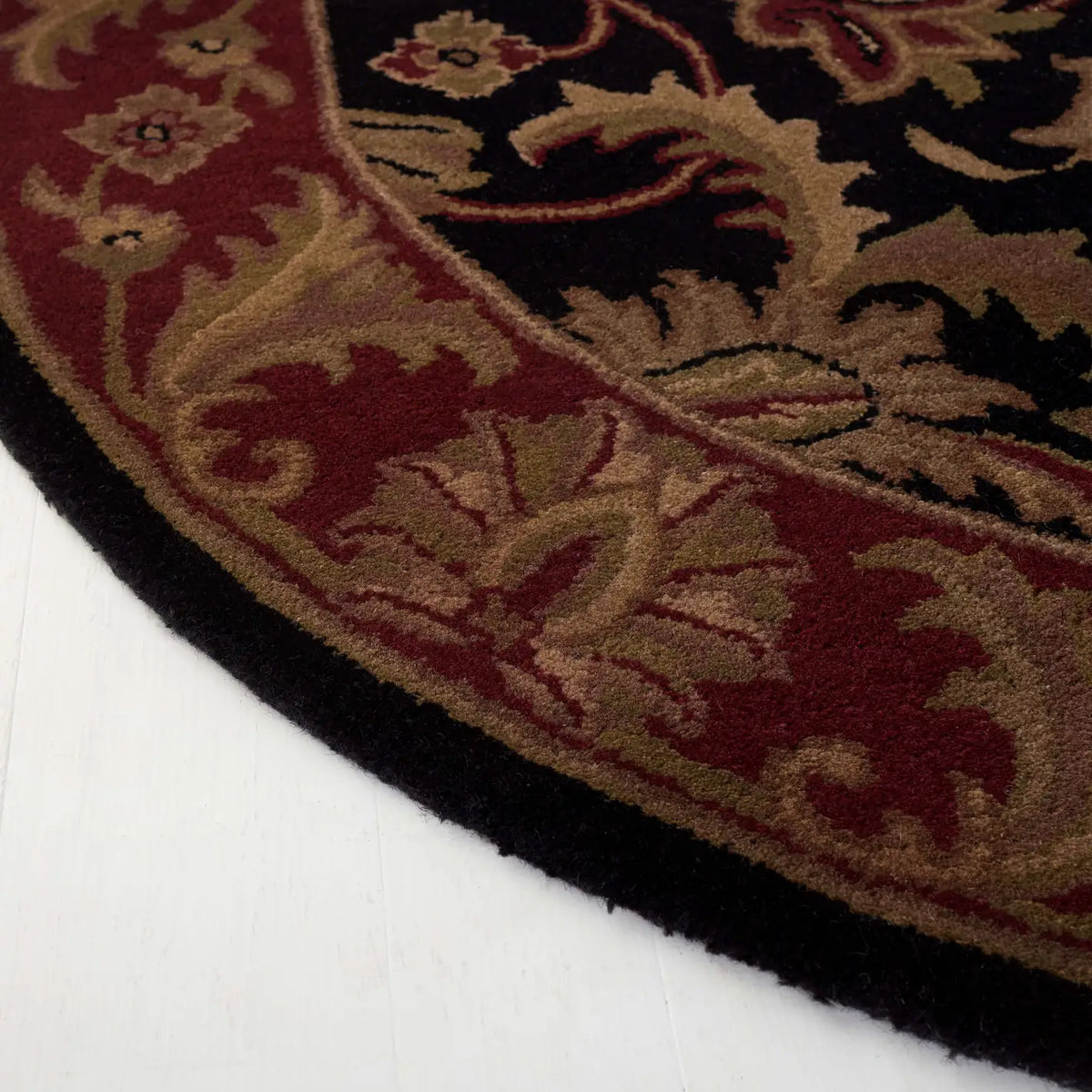 Safavieh Classic 4'-6" x 6'-6" Rug in Black / Burgundy