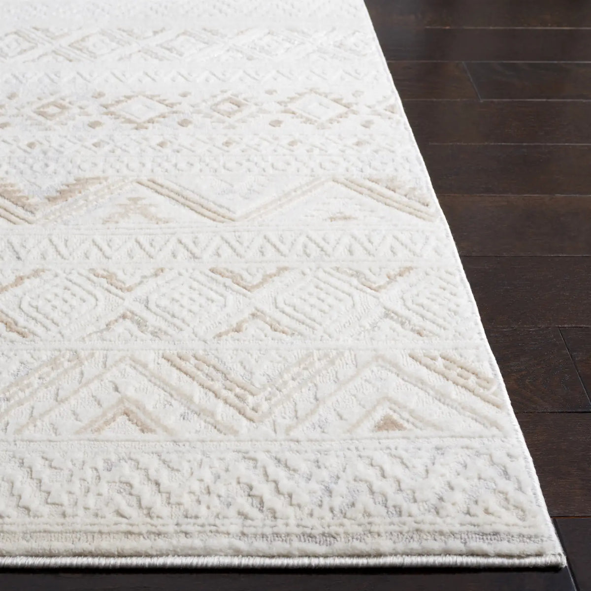 Safavieh Hanna 4'-0" x 6'-0" Rug in Ivory / Beige