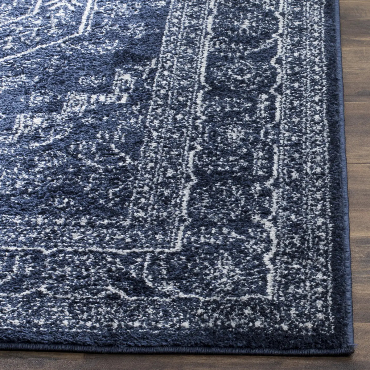 Safavieh Adirondack 4'-0" x 6'-0" Rug in Navy / Ivory