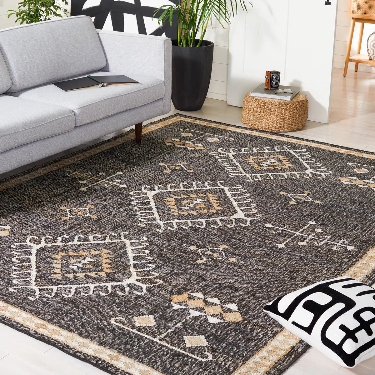 Safavieh Kilim 10'-0" x 14'-0" Rug in Black / Ivory
