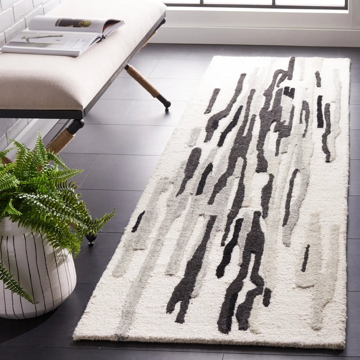 Safavieh Rodeo Drive 2'-3" x 8'-0" Rug in Ivory / Black