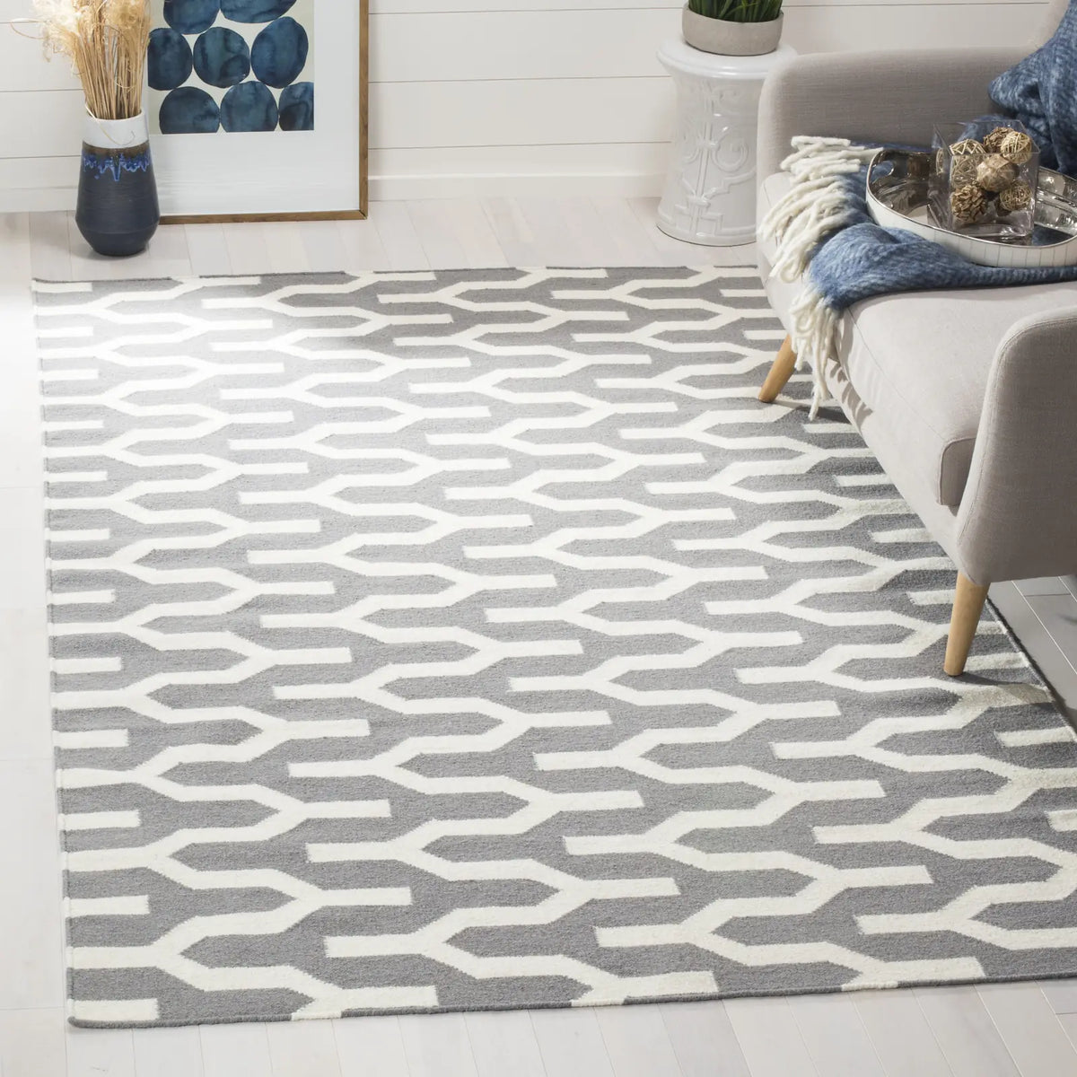 Safavieh Dhurries 5'-0" x 8'-0" Rug in Silver / Ivory