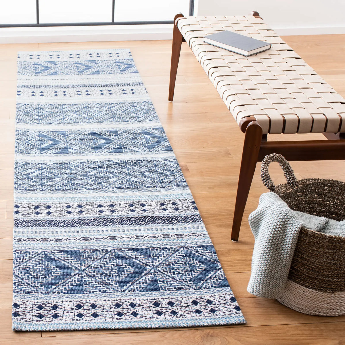 Safavieh Classic Vintage 2'-3" x 8'-0" Rug in Blue