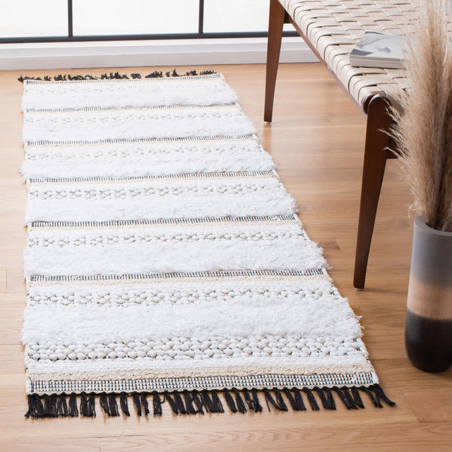 Safavieh Boston 2'-3" x 7'-0" Rug in Ivory / Beige