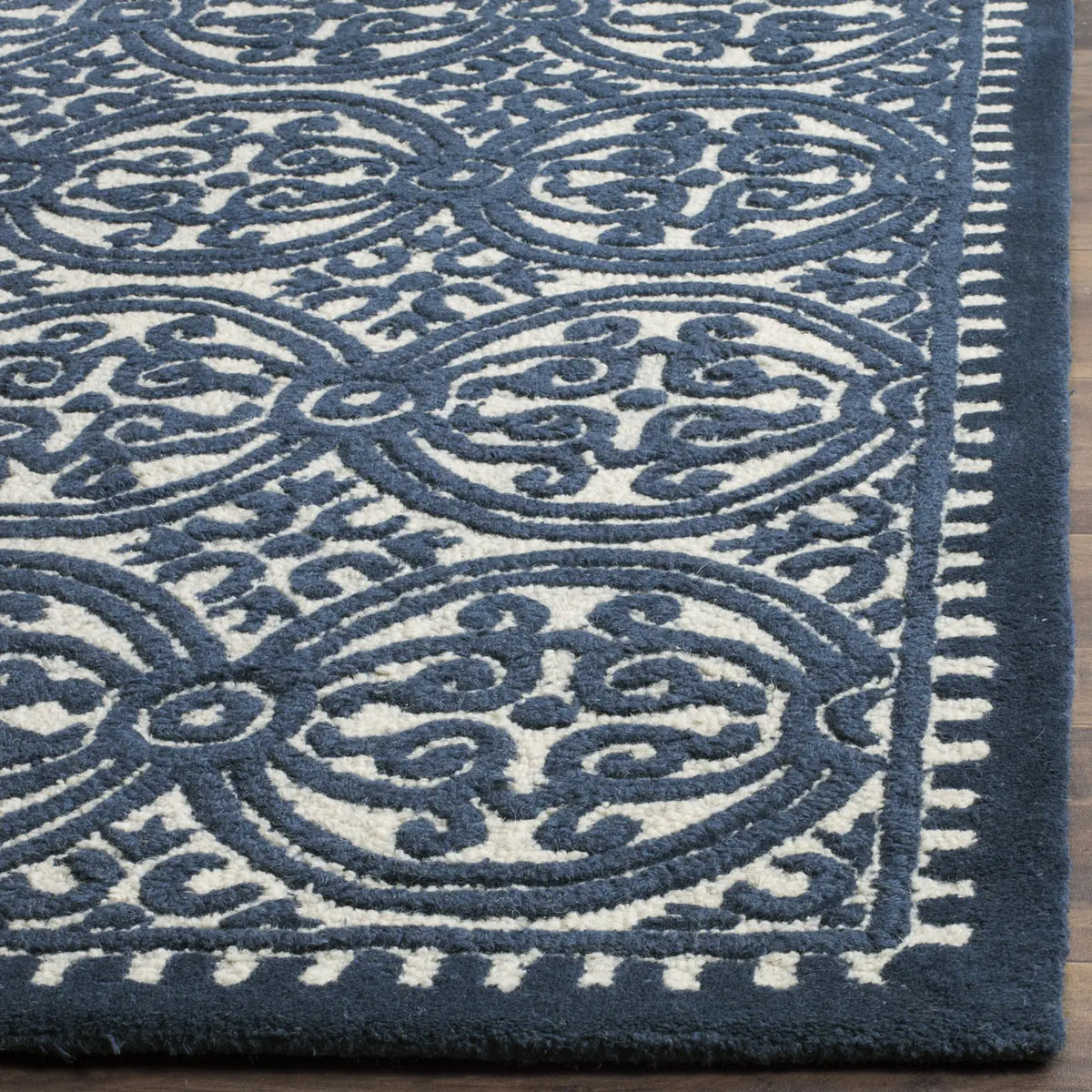 Safavieh Cambridge 6'-0" x 9'-0" Rug in Ivory / Navy