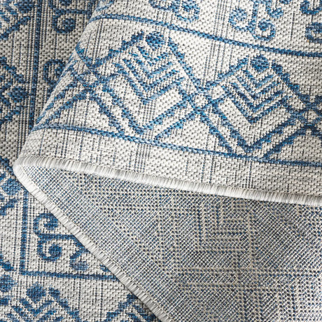 Safavieh Courtyard 5'-3" x 7'-7" Rug in Grey / Navy