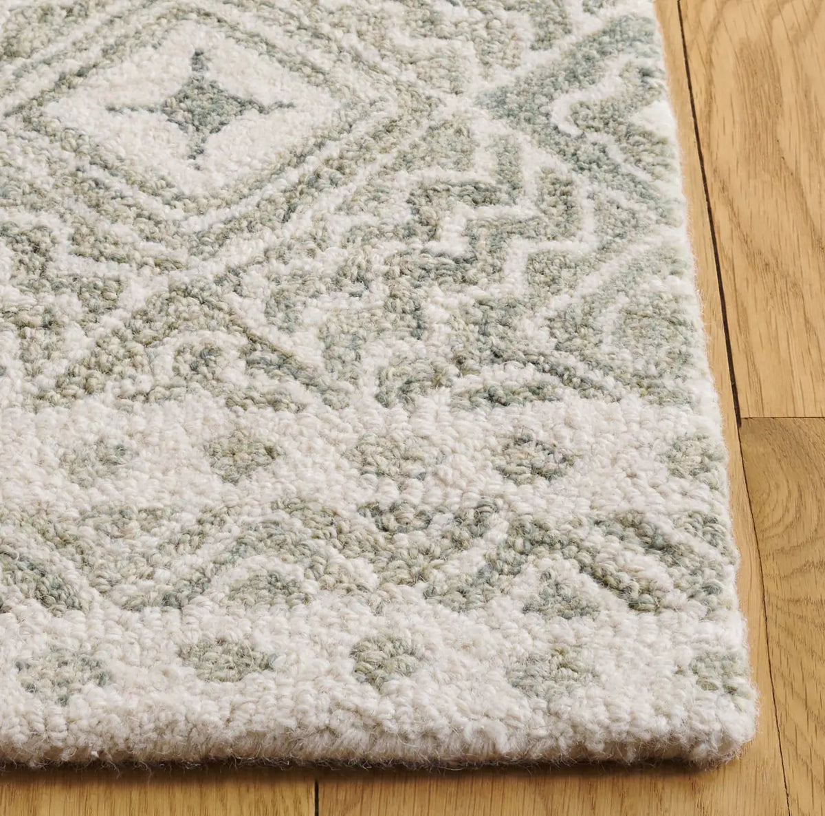 Safavieh Micro-Loop 4'-0" x 6'-0" Rug in Silver / Ivory