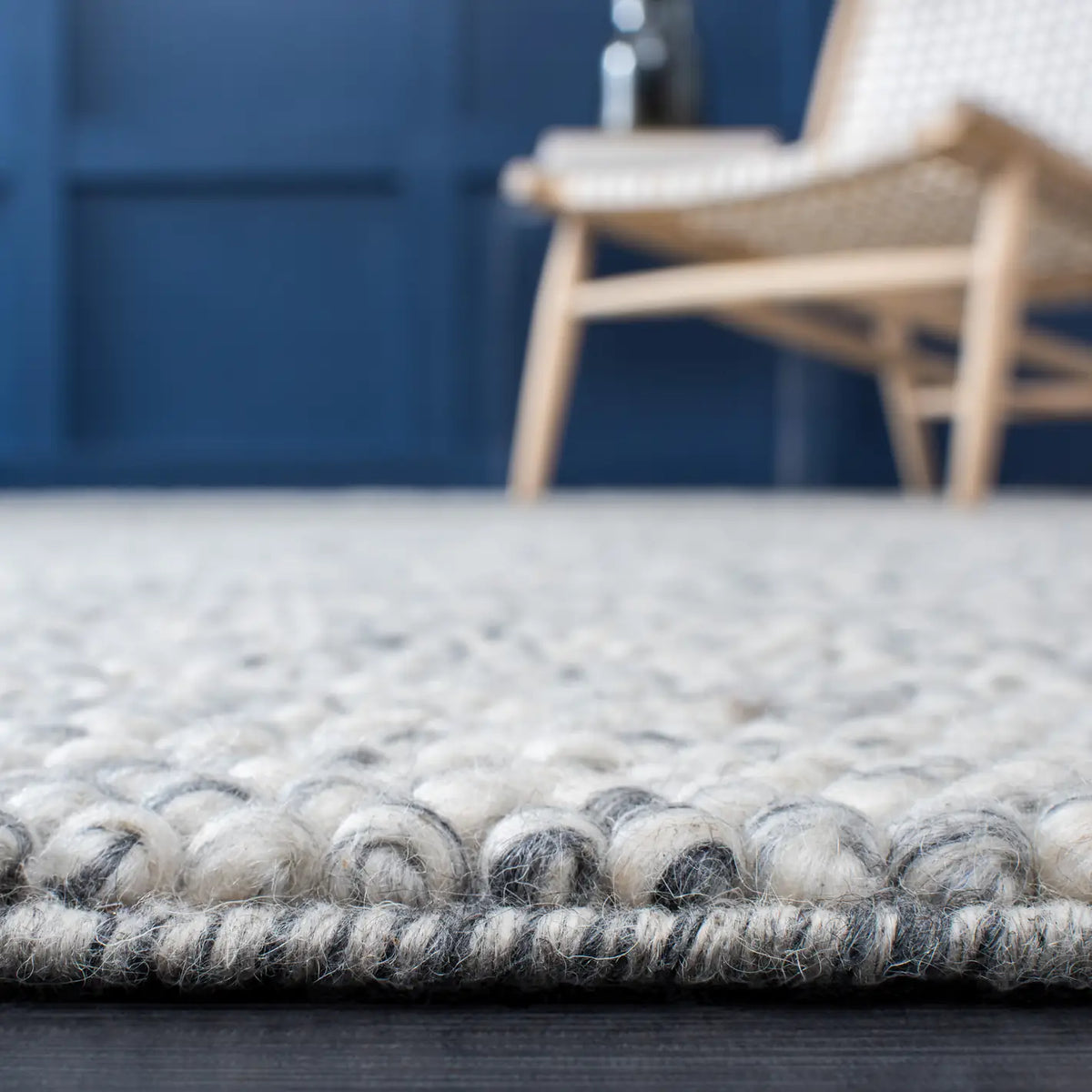 Safavieh Natura 4'-0" x 6'-0" Rug in Light Grey / Ivory