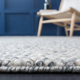 Safavieh Natura 4'-0" x 6'-0" Rug in Light Grey / Ivory