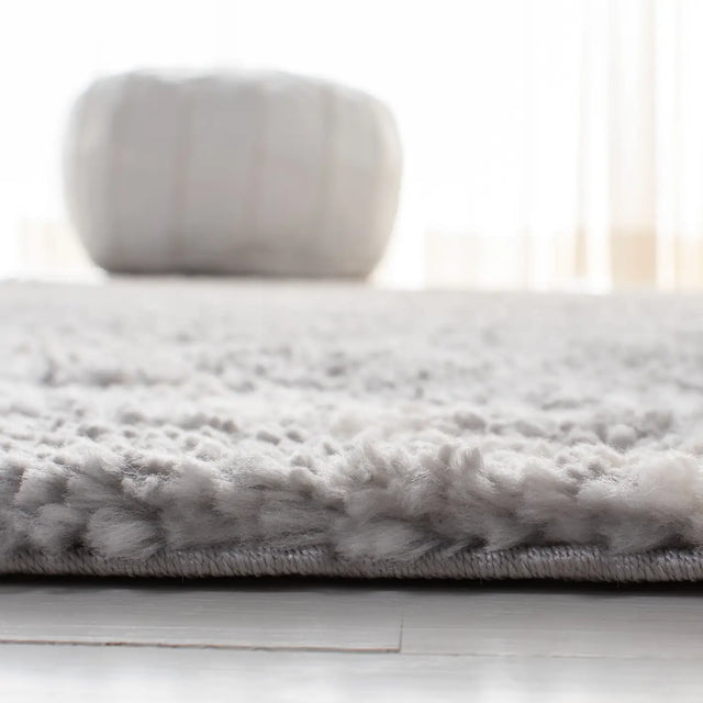 Safavieh Parma Shag 5'-3" x 7'-6" Rug in Grey / Cream