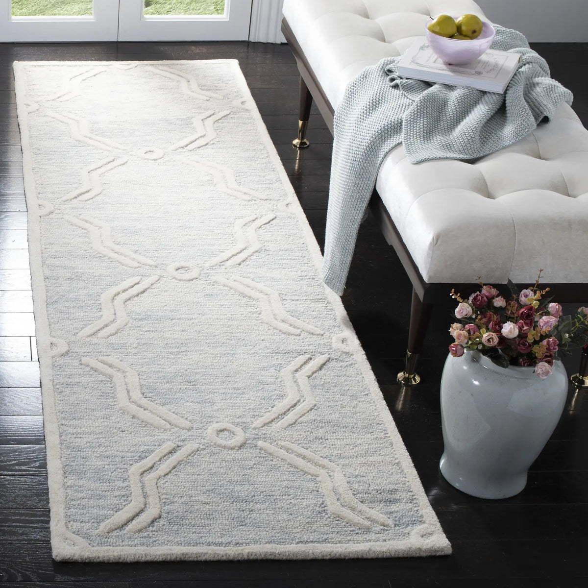Safavieh Cambridge 2'-6" x 8'-0" Rug in Light Grey / Ivory